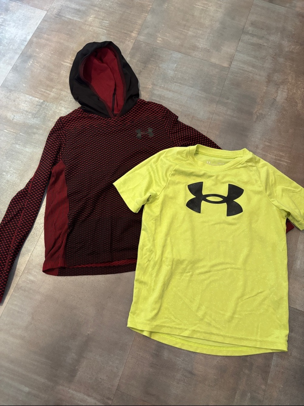 Under Armour Red Hooded Pullover & Neon Yellow Logo Tee Set Boys Size small